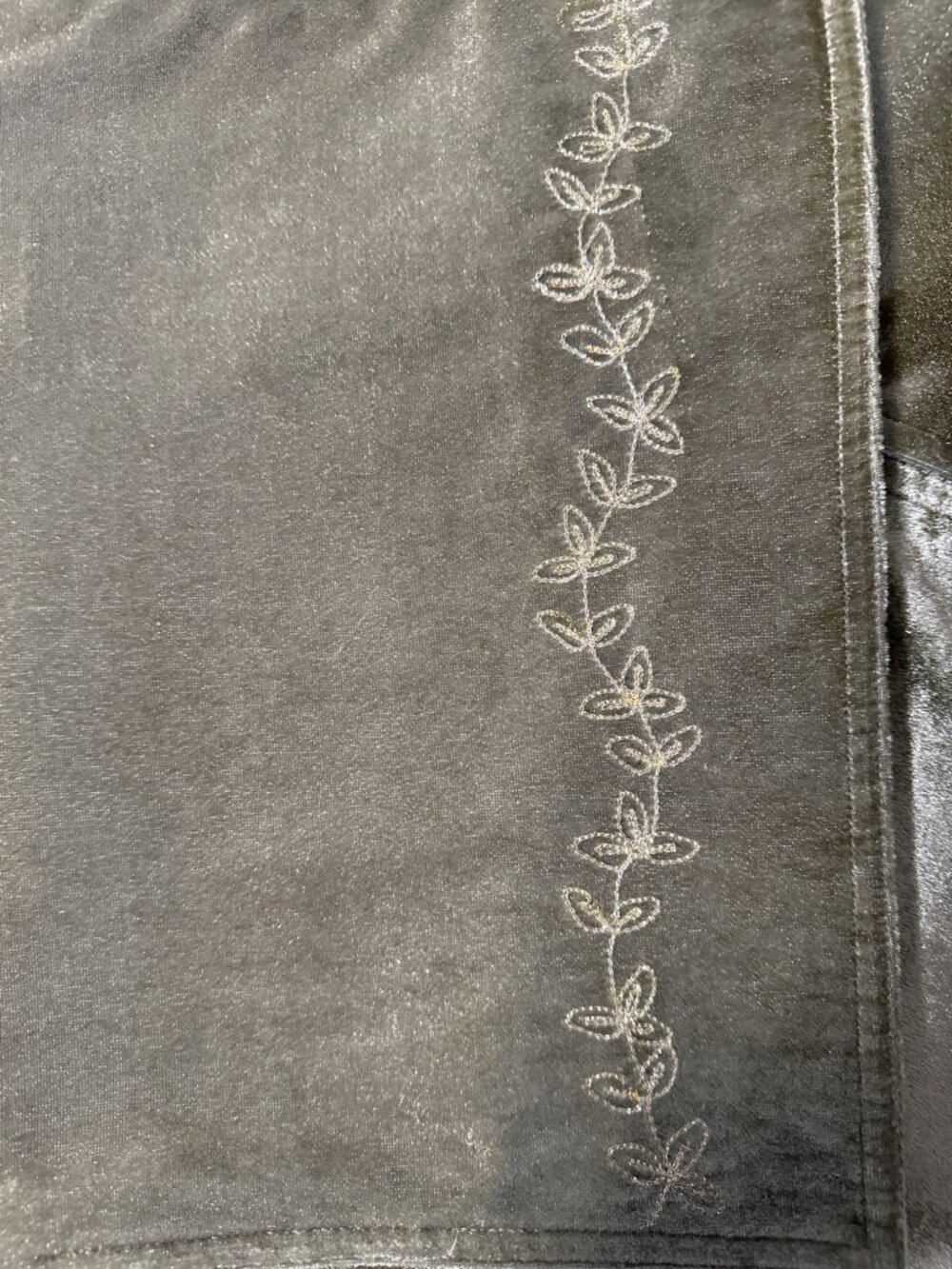 Elegante juego de textiles para mesa en tono taupe/visón con acabado aterciopela
